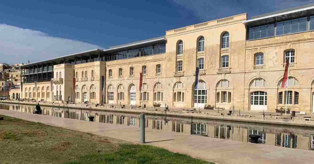 دانشگاه آمریکایی مالت